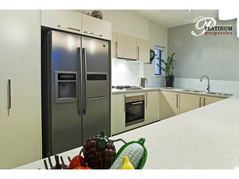 Level 2 323/3 Pendraat Avenue, Hope Island QLD 4212