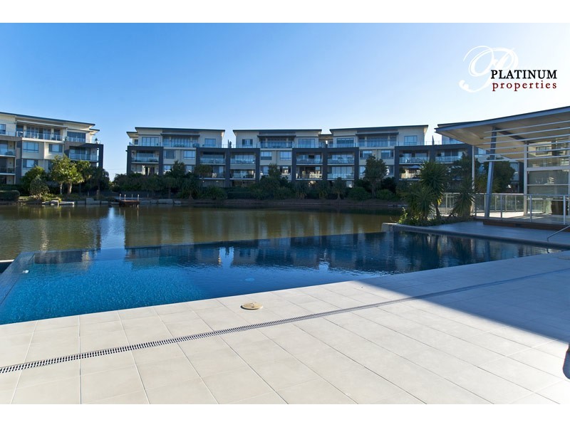 Level 2 323/3 Pendraat Avenue, Hope Island QLD 4212