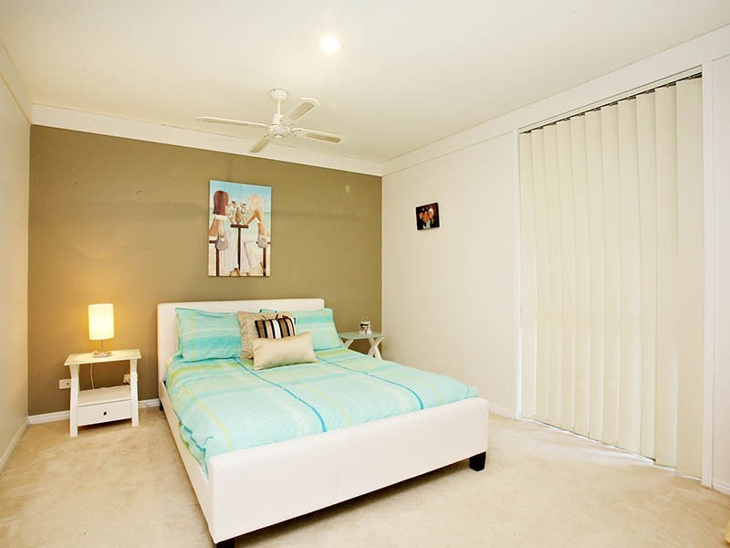 15 Surrey Crt, Helensvale QLD 4212