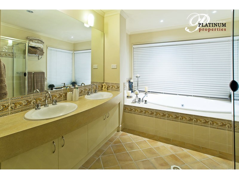 44 Crestwood Drive, Molendinar QLD 4214