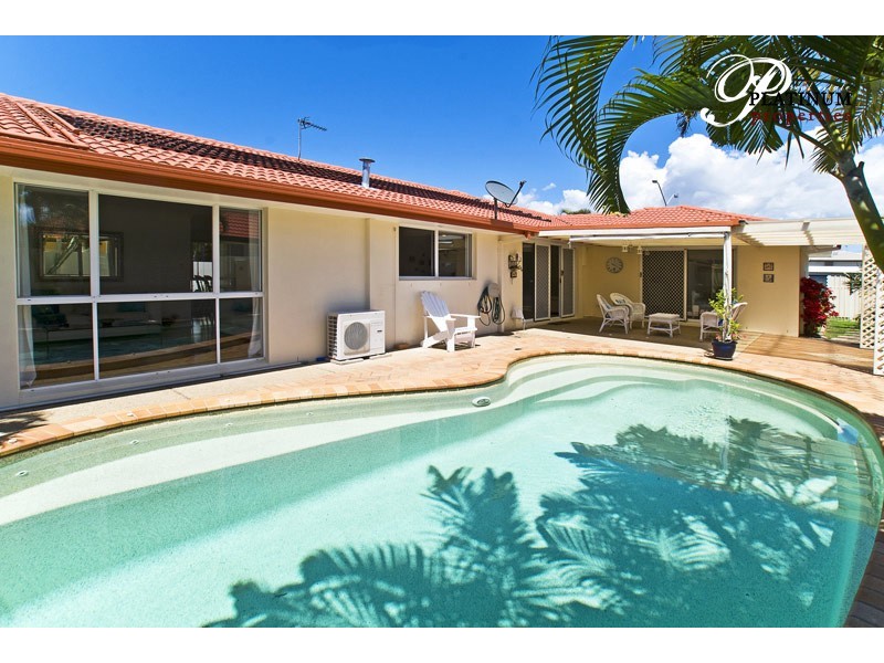 2 Folkstone Place, Runaway Bay QLD 4216
