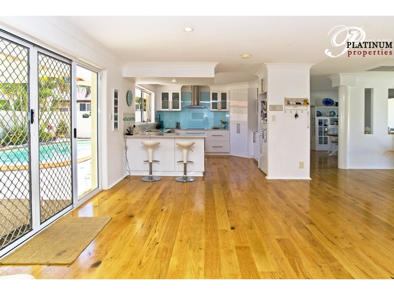 2 Folkstone Place, Runaway Bay QLD 4216