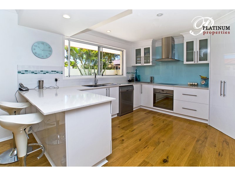 2 Folkstone Place, Runaway Bay QLD 4216