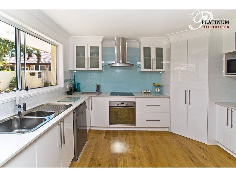 2 Folkstone Place, Runaway Bay QLD 4216