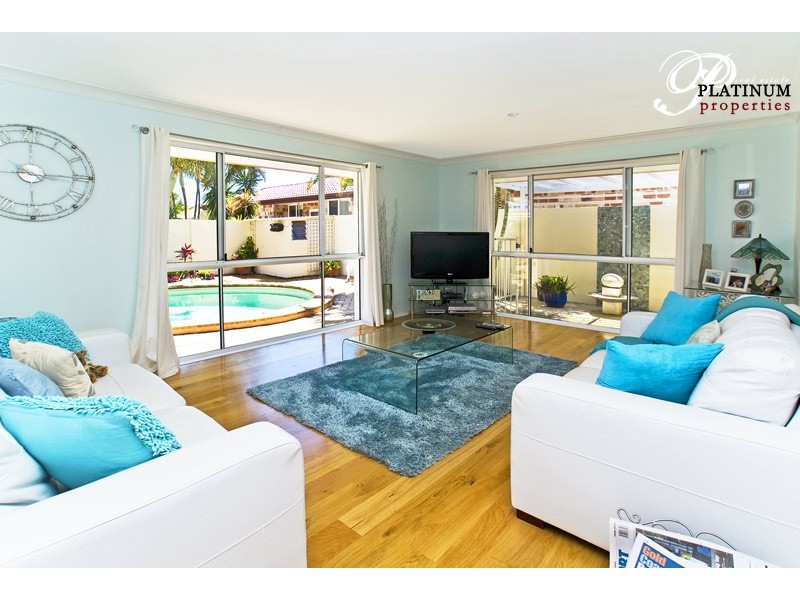 2 Folkstone Place, Runaway Bay QLD 4216