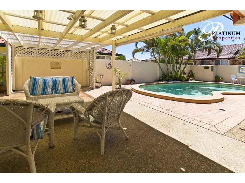 2 Folkstone Place, Runaway Bay QLD 4216