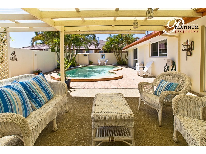 2 Folkstone Place, Runaway Bay QLD 4216