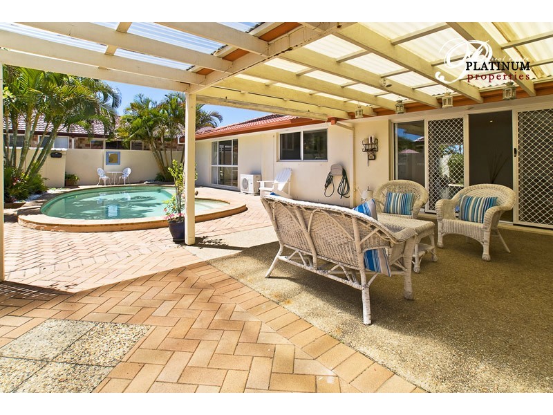 2 Folkstone Place, Runaway Bay QLD 4216