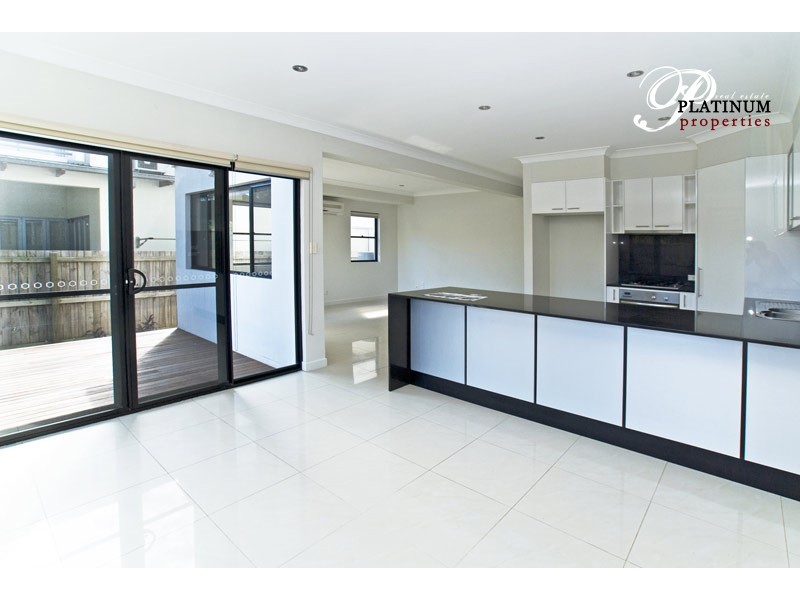 2/40 Bayview Street, Runaway Bay QLD 4216