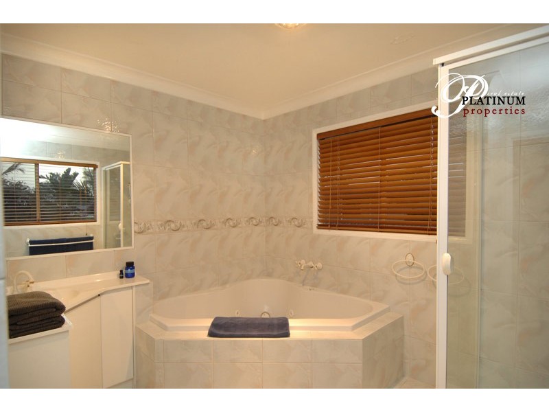 138 Paradise Parade, Paradise Point QLD 4216