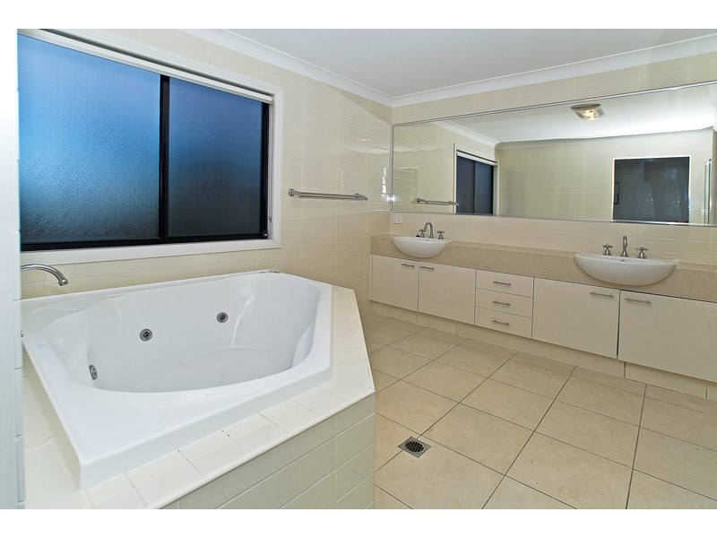 3 Zane Street, Molendinar QLD 4214