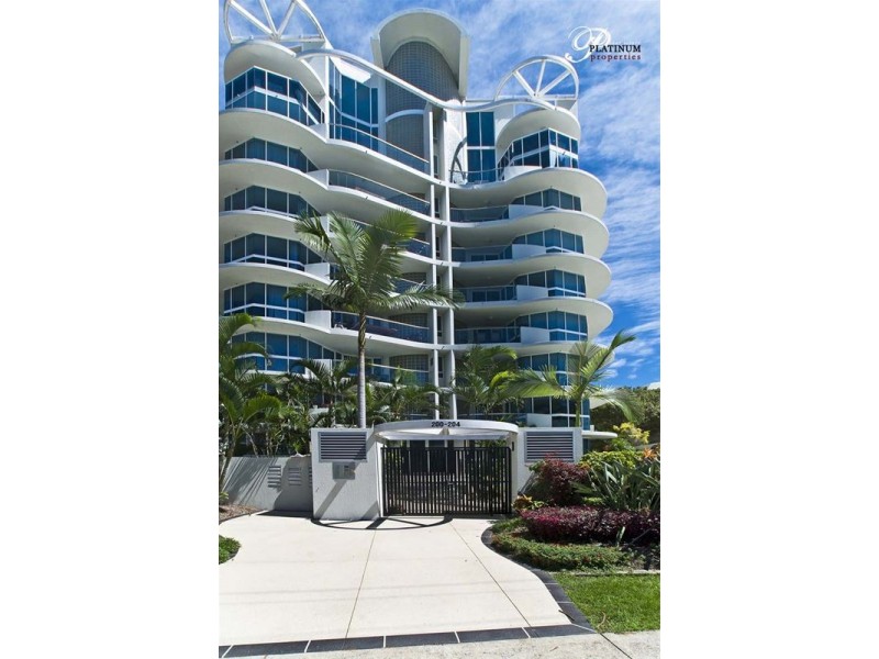 1/204 Marine Parade, Labrador QLD 4215