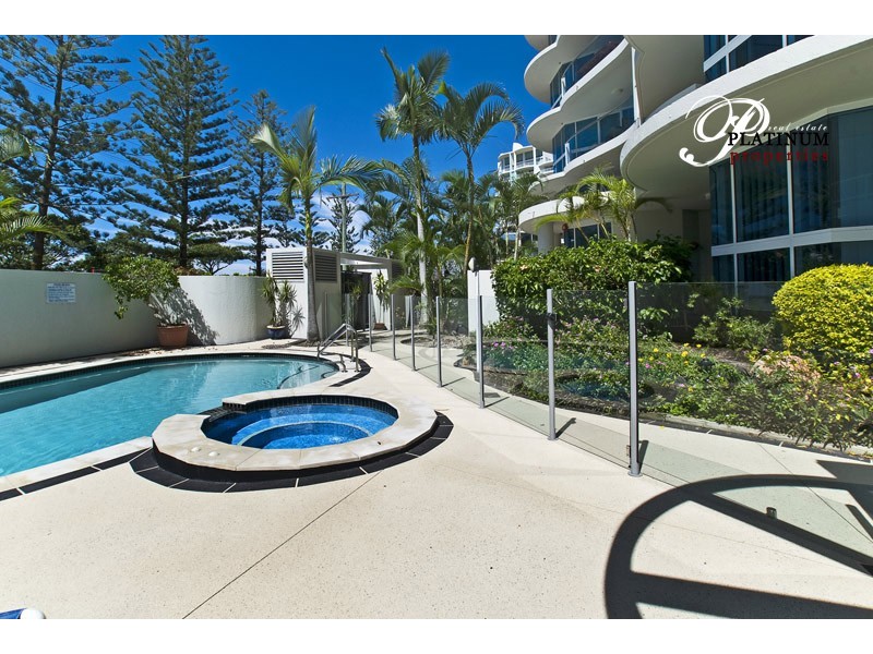 1/204 Marine Parade, Labrador QLD 4215