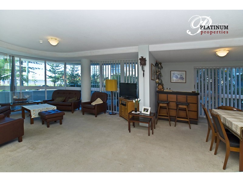 1/204 Marine Parade, Labrador QLD 4215