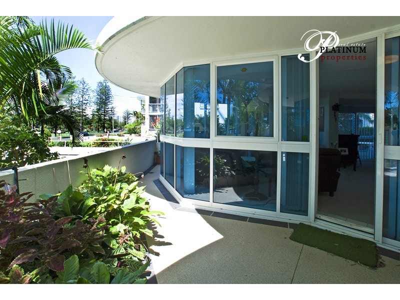 1/204 Marine Parade, Labrador QLD 4215