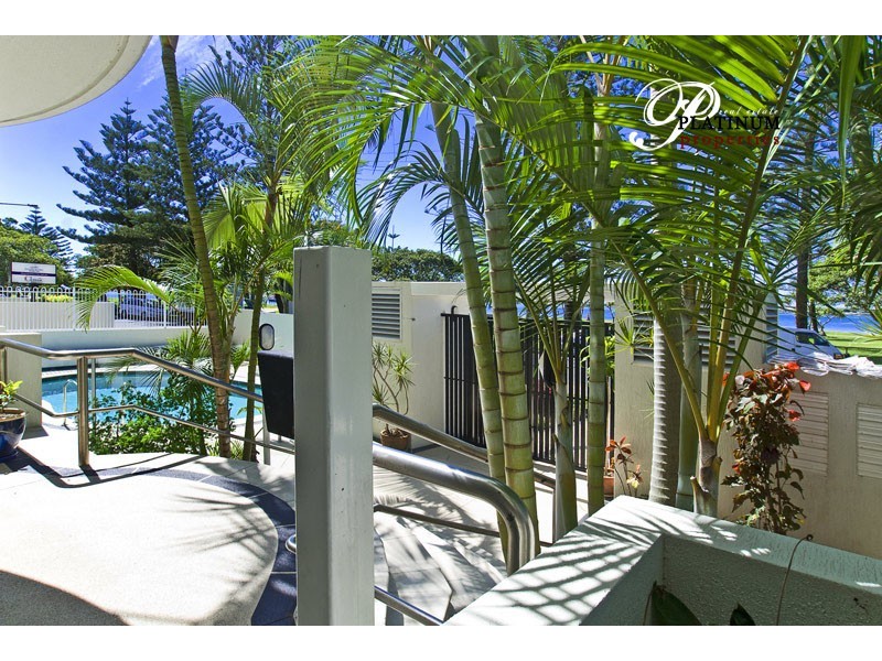 1/204 Marine Parade, Labrador QLD 4215