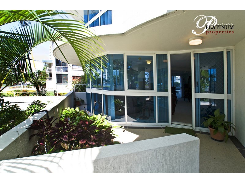 1/204 Marine Parade, Labrador QLD 4215