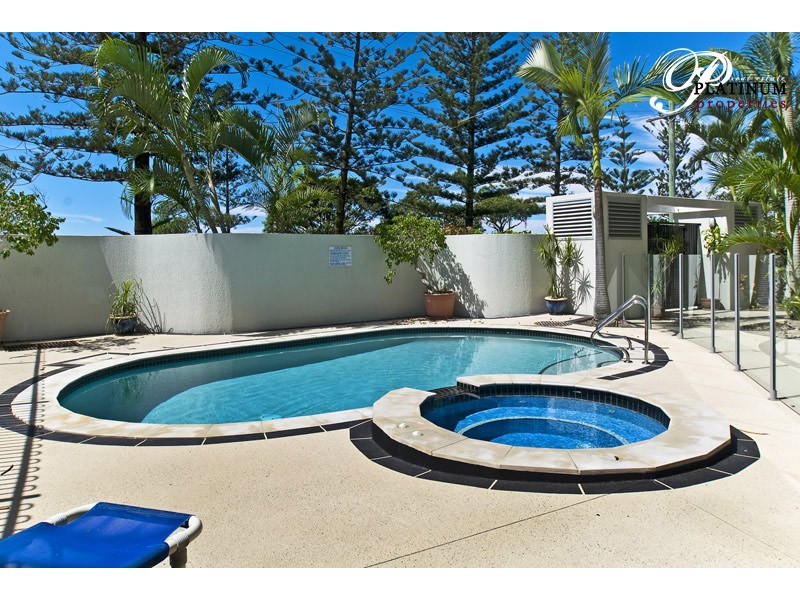 1/204 Marine Parade, Labrador QLD 4215