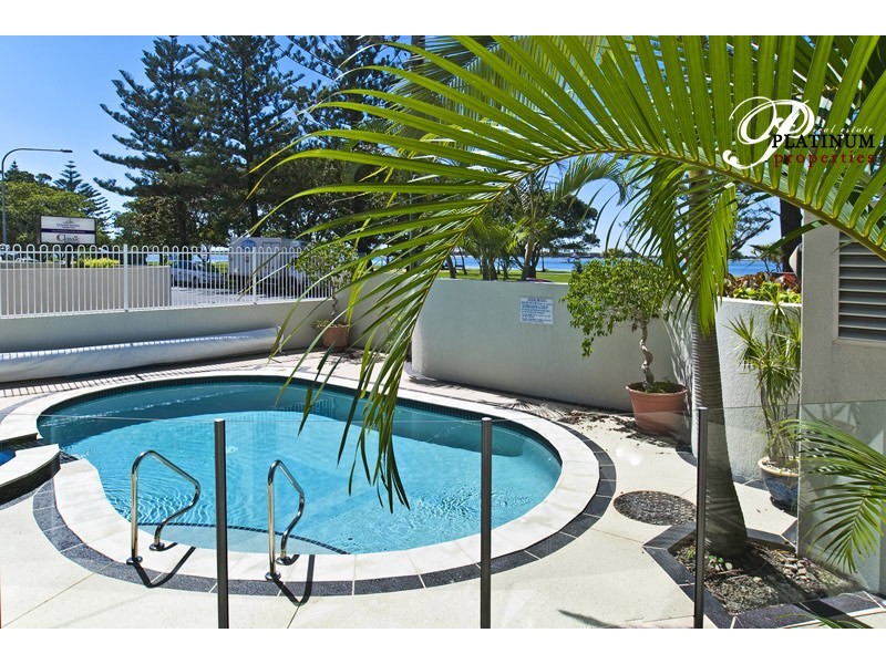 1/204 Marine Parade, Labrador QLD 4215