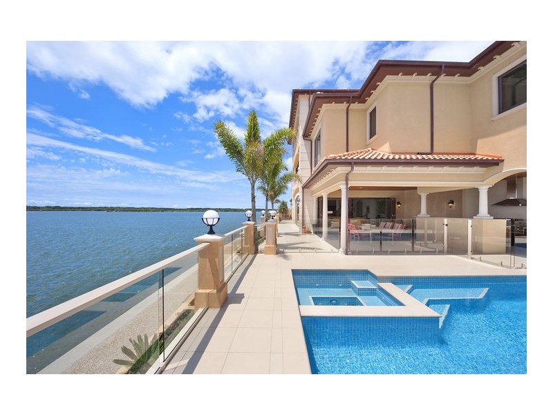 50 Knightsbridge Parade, Sovereign Islands QLD 4216