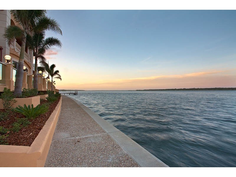 50 Knightsbridge Parade, Sovereign Islands QLD 4216