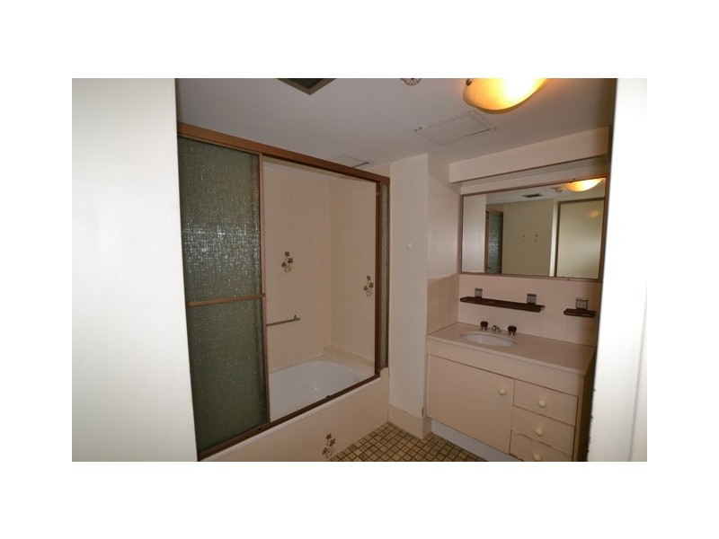 1B/114 Marine Parade, Southport QLD 4215