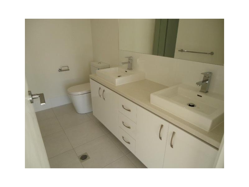 1 & 2/2 Portimao Court, Oxenford QLD 4210