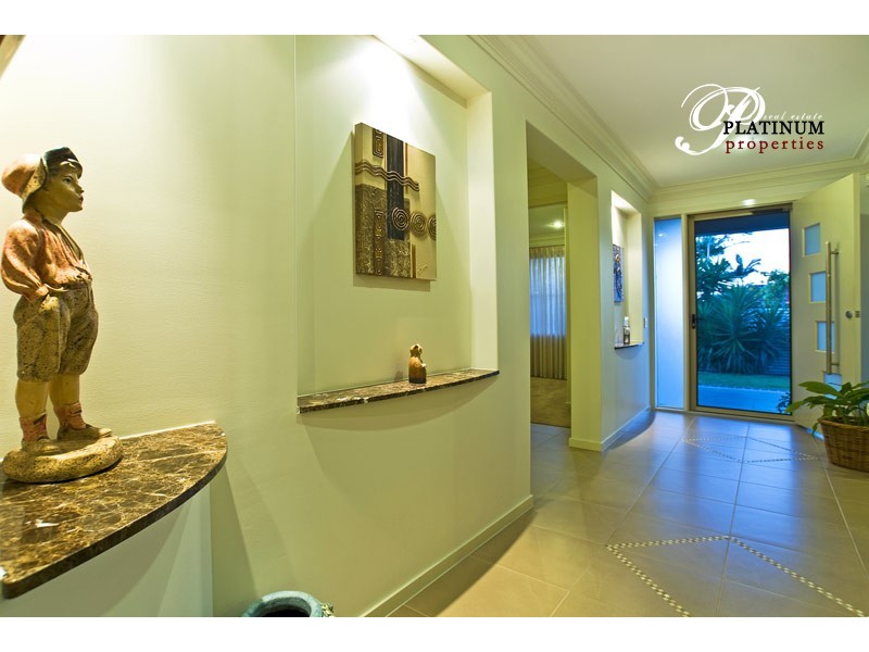 26 Seaspray Street, Paradise Point QLD 4216