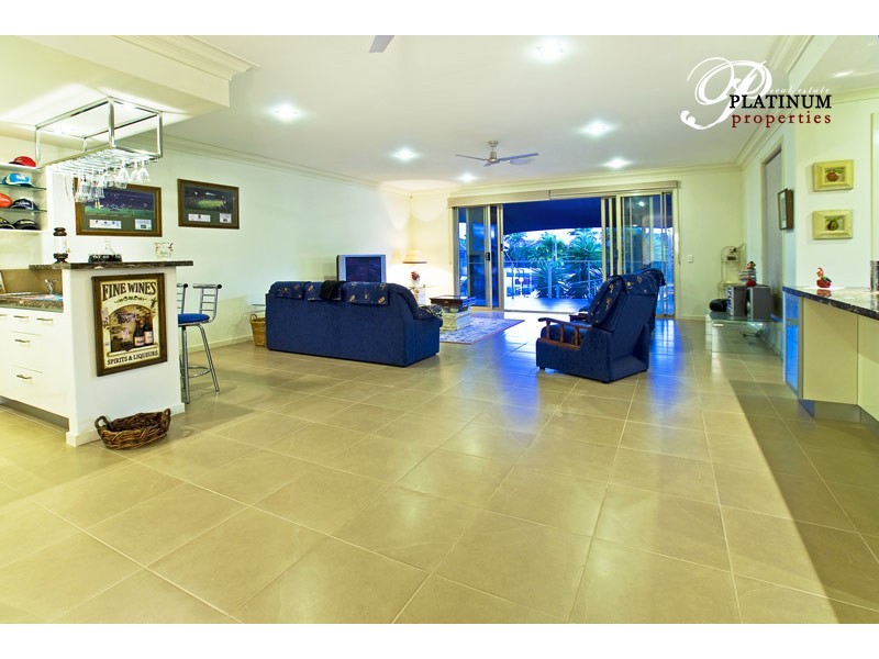 26 Seaspray Street, Paradise Point QLD 4216