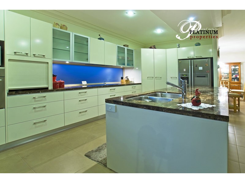 26 Seaspray Street, Paradise Point QLD 4216