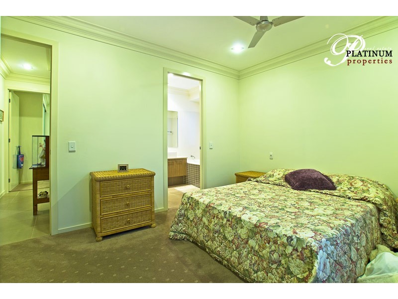 26 Seaspray Street, Paradise Point QLD 4216