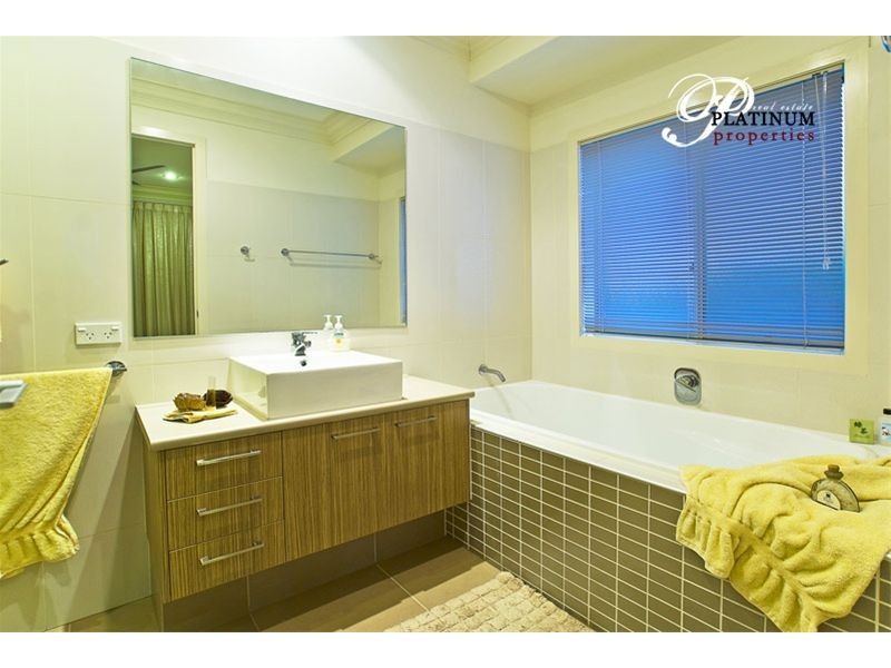 26 Seaspray Street, Paradise Point QLD 4216