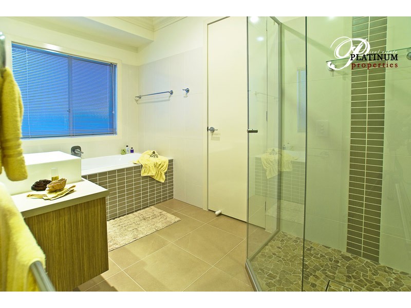26 Seaspray Street, Paradise Point QLD 4216