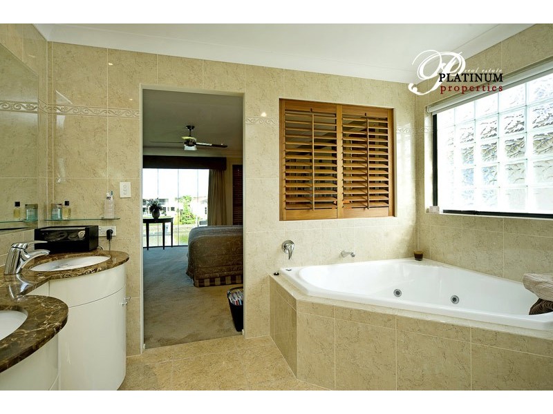 2322 Cressbrook Drive, Hope Island QLD 4212