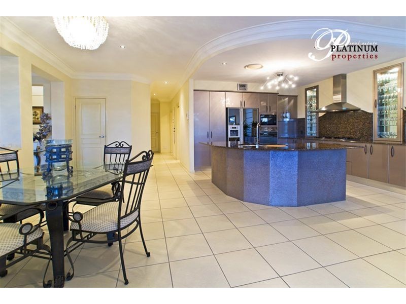 9 Pipers Point, Hope Island QLD 4212