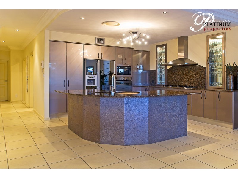 9 Pipers Point, Hope Island QLD 4212