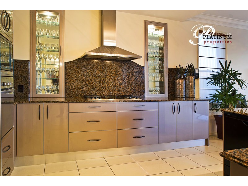 9 Pipers Point, Hope Island QLD 4212