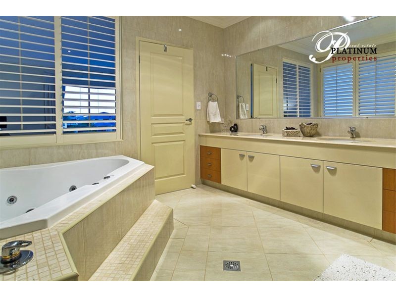 9 Pipers Point, Hope Island QLD 4212