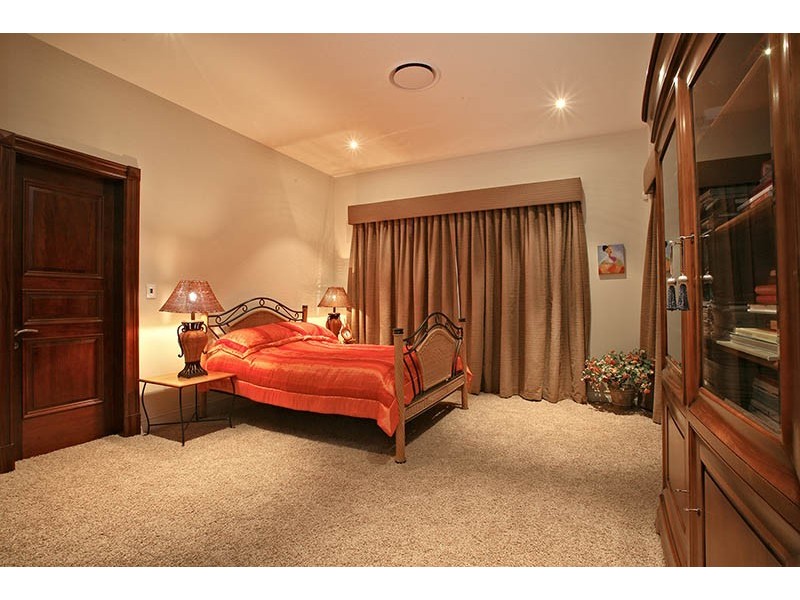 50 Knightsbridge Parade, Sovereign Islands QLD 4216