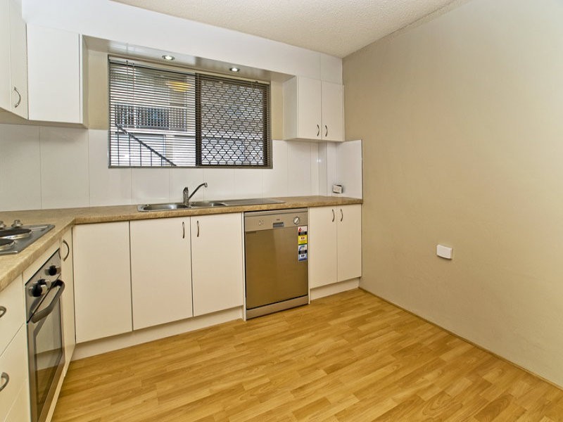 2/61 Bayview Street, Runaway Bay QLD 4216