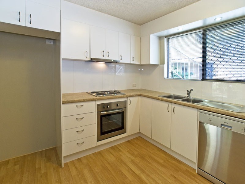 2/61 Bayview Street, Runaway Bay QLD 4216