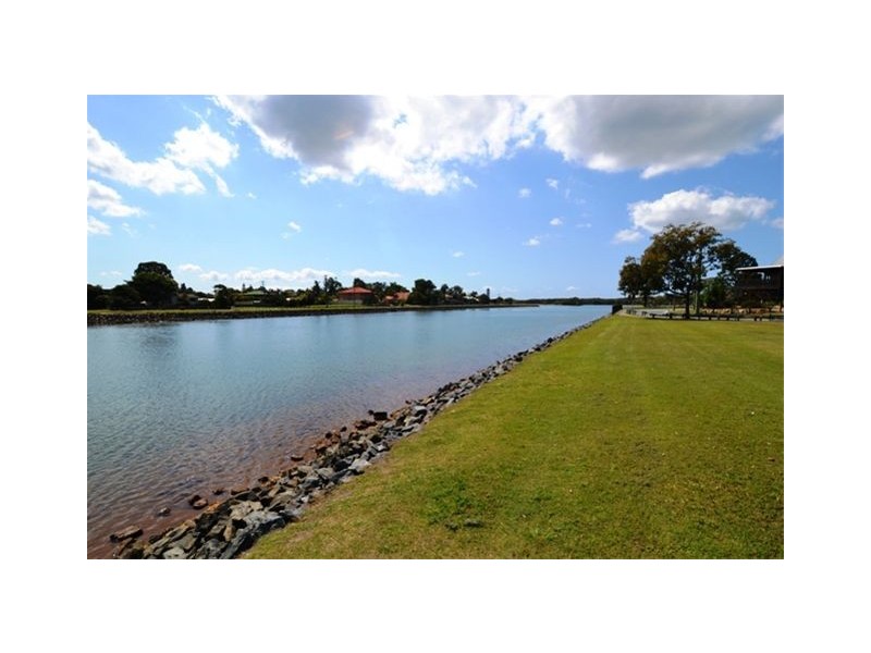 18 Crescent Avenue, Hope Island QLD 4212