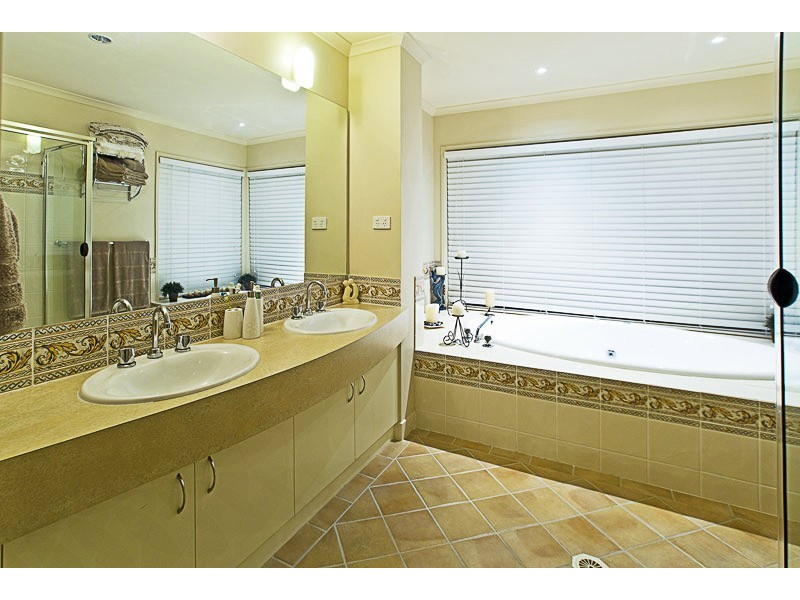 44 Crestwood Drive, Molendinar QLD 4214