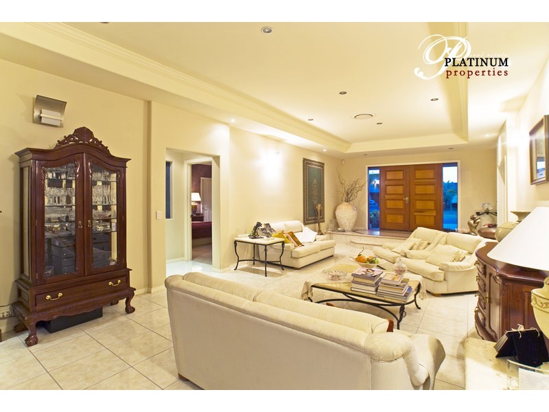 2114 Fernlea Close, Hope Island QLD 4212