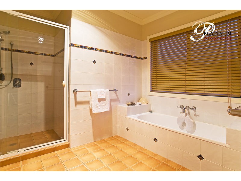 2114 Fernlea Close, Hope Island QLD 4212