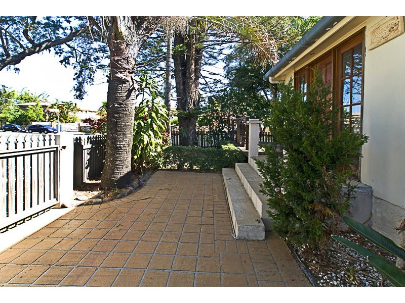 1/2 Middle Street, Labrador QLD 4215