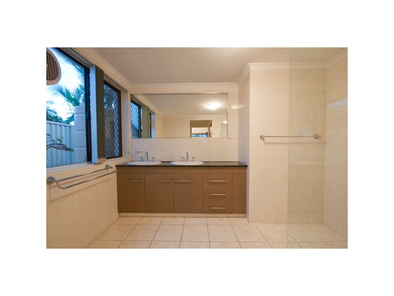 33 Seaspray Street, Paradise Point QLD 4216