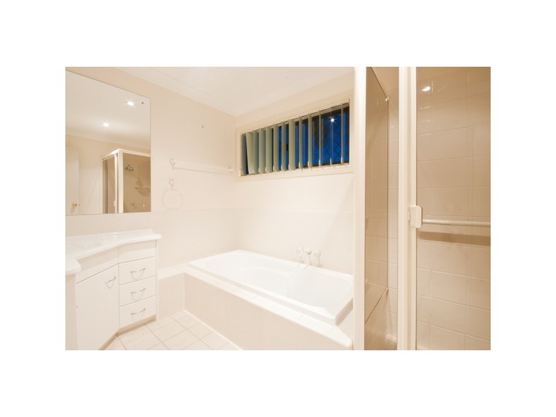 33 Seaspray Street, Paradise Point QLD 4216