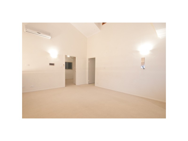 33 Seaspray Street, Paradise Point QLD 4216