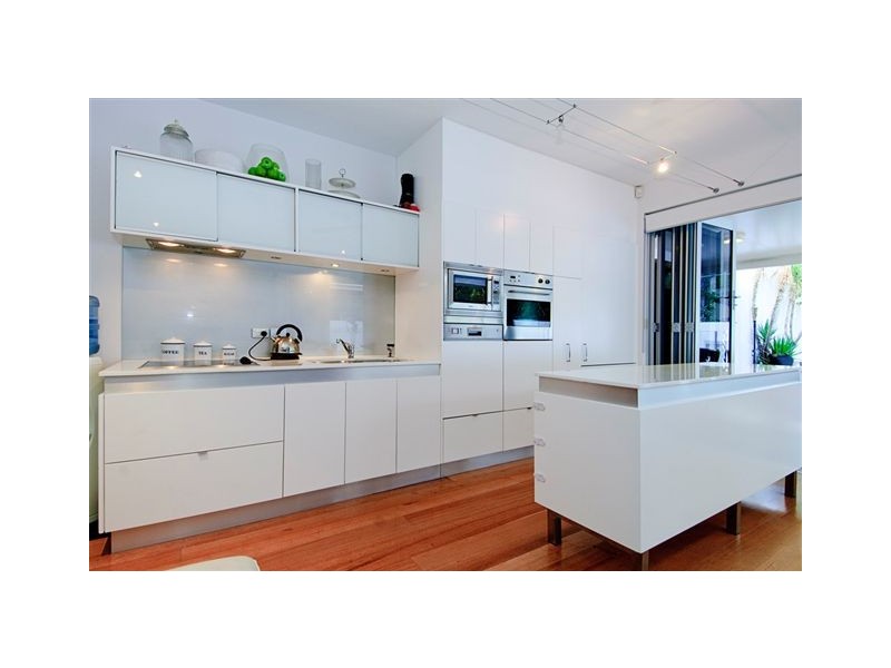 2/17 Errol Avenue, Paradise Point QLD 4216